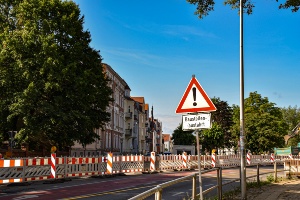 Baustelle Goethestraße © Pressestelle der Universitäts- und Hansestadt Greifswald Ein Verkehrsschild weist auf die Baustelle in der Goethestraße hin