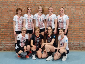 5. Damenteam des Volleyball-Clubs Greifswald © Volleyball-Club Greifswald Teamfoto vom 5. Damenteam des Volleyball-Clubs Greifswald, auf dem die neun Spielerinnen die neue fair gehandelte Sportkleidung tragen