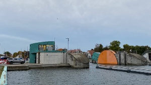 Das Sperrwerk in Greifswald-Wieck ist besetzt (19.10.2023), Foto Pressestelle © Pressestelle Im Sperrwerk in Greifswald-Wieck brennt Licht