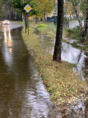 Die Straße in Riemserort ist teilweise überspült, Foto Feuerwehr Greifswald © Greifswalder Feuerwehr Die Straße durch Riemserort ist teilweise überspült