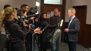 Dr. Fassbinder Statement vor der Presse nach HA am 2.3.2023 © Pressestelle Dr. Fassbinder gibt ein Statement vor zahlreichen Pressevertretern nach dem Hauptausschuss am 2.3.2023