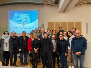 Dr. Fassbinder mit einigen iranischen Frauen und Männern nach dem Treffen im Rathaus © Pressestelle der Universitäts- und Hansestadt Greifswald Oberbürgermeister Dr. Fassbinder empfing Vertreter*innen der iranischen Gemeinschaft im Rathaus