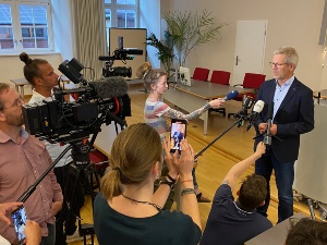 Statement Bürgerentscheid © Pressestelle der Universitäts- und Hansestadt Greifswald Dr. Stefan Fassbinder gibt ein Statement zum Ergebnis des Bürgerentscheids im Bürgerschaftssaal des Rathauses