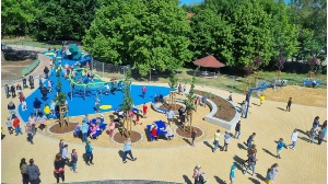 Pressestelle der Universitäts- und Hansestadt Greifswald Kinder spielen auf den neuen Spielgeräte auf dem Schulhof der Nexö-Grundschule