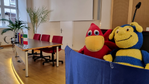 Europiene bringt Grundschulkindern Europa näher © Pressestelle der Universitäts- und Hansestadt Greifswald Die zwei Kuscheltiere Europiene und Grypsi sitzen auf dem Rednerpult im Bürgerschaftssaal
