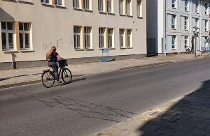 Fahhradzählstation, Foto Stadtverwaltung © Jeannette von Busse Fahrradfahrerin fährt an der zählstation im Boden vorbei