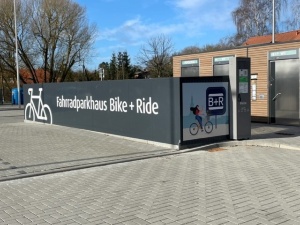 Fahrradparkhaus in Eldena © Greifswalder Parkraumbewirtschaftungsgesellschaft (GPG) Beschriftete Fahrradboxen auf dem P+R Parkplatz „Klosterruine“ in Eldena
