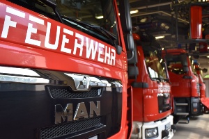 Greifswalder Feuerwehr © Franziska Vopel Mehrere Einsatzfahrzeuge der Feuerwehr Greifswald stehen aufgereiht in der Halle auf ihren Parkplätzen