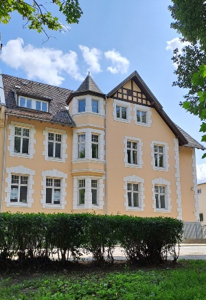 Gebäude des neuen City-Horts in der Goethestraße 2a © Eigenbetrieb Hanse-Kinder Blick auf die gelbe Hausfassade des Gebäudes in der Goethestraße 2a, wo der neue City-Hort entstehen soll