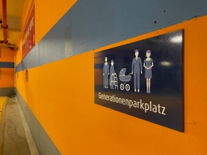 Generationenparkplatz in der Tiefgarage Am Markt © Greifswalder Parkraumbewirtschaftungsgesellschaft (GPG) Ein Schild mit der Beschriftung Generationenparkplatz, auf dem auch eine Familie abgebildet ist, markiert die neuen Generationenparkplätze in der Tiefgarage am Markt