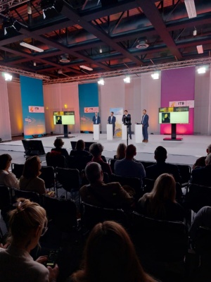 Dr. Stefan Fassbinder präsentiert das CDF-Jubiläum 2024 bei der ITB © Universitäts- und Hansestadt Greifswald Greifswalds Oberbürgermeister Dr. Fassbinder präsentiert das CDF-Jubiläum 2024 bei der Internationalen Tourismus-Börse in Berlin vor einem großen Publikum