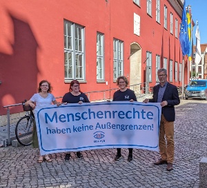 Gründung Lokalgruppe Sea-Eye in Greifswald © Beauftragtenbüro der Universitäts- und Hansestadt Greifswald Die Gründungsmitglieder und Greifswalds Oberbürgermeister halten vor dem Rathaus ein Banner mit dem Slogan "Menschenrechte haben keine Außengrenzen" hoch