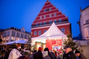 Bühne auf dem Greifswalder Weihnachtsmarkt vor dem Rathaus © Andre Gschweng Blick auf die Bühne auf dem Weihnachtsmarkt vor dem Rathaus