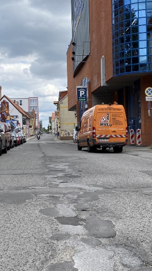 Friedrich-Loeffler-Straße © Pressestelle der Universitäts- und Hansestadt Greifswald Blick in die Friedrich-Loeffler-Straße, wobei die Dompassage auf der rechten Seite liegt und der Campus Loefflerstraße auf der linken Seite