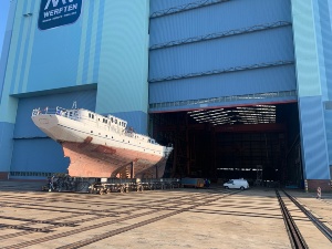 Segelschulschiff GREIF in der Volkswerft Stralsund © Silvio Weiß Das Segelschulschiff GREIF wird für weitere Sanierungsmaßnahmen in die Halle der Volkswerft Stralsund transportiert