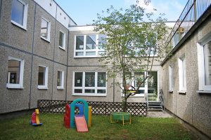 Kita Friedrich Wolf © Hanse-Kinder Seitenansicht mit Spielplatz für Krippe