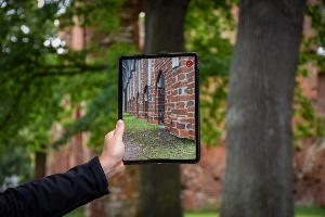 Kloster-Eldena-App © Pressestelle der Universitäts- und Hansestadt Greifswald Auf dem Tablet ist durch die Nutzung der Kloster-App die ursprüngliche Anlage des Klosters zu erkennen