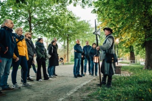 Nachtwächterführung © Wally Pruß Der Greifswalder Nachtwächter führt eine Gruppe von Erwachsenen über die Wallanlagen