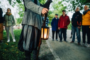Nachtwächterfuehrung in Greifswald © Wally Pruß Der Greifswalder Nachtwächter macht mit den Teilnehmern der Stadtführung einen Stopp auf dem Wall