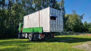 Neuer Jugendcontainer im Ostseeviertel © Pressestelle der Universitäts- und Hansestadt Greifswald Der neue Jugendcontainer wird mit Hilfe eines Kranwagens an seinen endgültigen Standort neben der Sporthalle IV transportiert