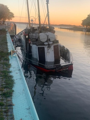 Nordland III gesunken, Foto Feuerwehr Greifswald (2) © Feuerwehr Greifswald Von dem gesunkenen Schiff Nordland schaut nur noch das Oberdeck aus dem Wasser.