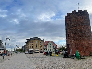 Parkplatz am Fangentum, Foto Katharina Fels © Katharina Fels Platz vor dem Fangenturm im Museumshafen mit einzelnen Autos, die dort parken