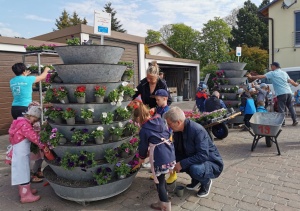 Pflanzaktion Hansekinder © Theres Behnke, Greifswald Marketing GmbH Hansekinder und Greifswalds Oberbürgermeister bepflanzen eine Blumenkaskade