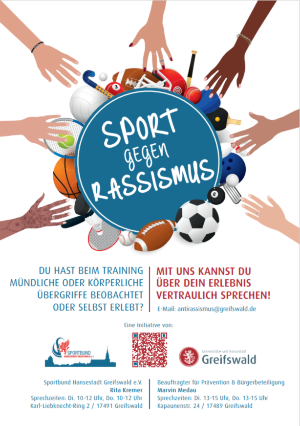 Plakat Sport gegen Rassismus © Designstudio FORMUT Arme mit unterschiedlichen Hautfarben greifen gemeinsam nach einem Ball, Adresse und QR-Code für Ansprechpersonen