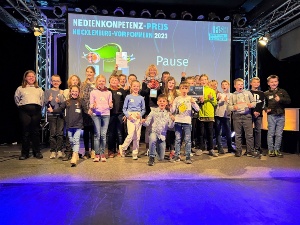 Preisverleihung Medienkompetenz-Preis M-V 2023 © Käthe-Kollwitz-Grundschule Die Schülerinnen und Schüler der Klasse 4b freuen sich über ihren Preis bei der Preisverleihung vom Medienkompetenz-Preis M-V