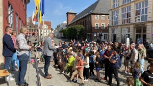 Preisverleihung Stadtradeln 2023 © Pressestelle der Universitäts- und Hansestadt Greifswald Die Gewinnerteams haben sich vor dem Greifswalder Rathaus versammelt und werden von Oberbürgermeister Dr. Stefan Fassbinder geehrt