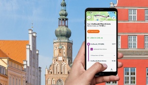 Handyticket © Verkehrsbetrieb Greifswald GmbH Geöffnete VBG.Deutschland-App auf einem Smartphone vor dem Greifswalder Rathaus im Hintergrund