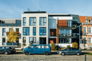 Steinbeckervorstadt © Wally Pruß Zwei Häuserfronten in der Steinbeckervorstadt mit parkenden Autos davor