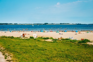 Strandbad_Eldena(WallyPruss)_1_ganzes_Bild © Wally Pruß Strandbad Eldena mit Badegästen