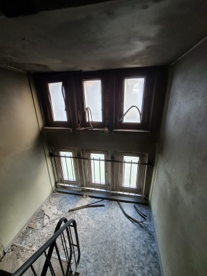 Treppenhaus nach Wohnungsbrand in der Ernsthofer Wende © Feuerwehr Greifswald Blick in das Treppenhaus nach Wohnungsbrand in der Ernsthofer Wende mit zersprungenen Fenstern