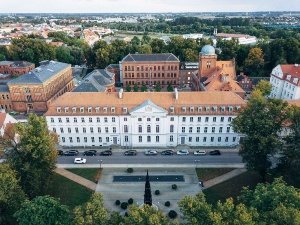 Uni-Hauptgebaeude-18-09-2019_20190918_DJI_0039_Till Junker_150dpi © Till Junker Drohnenaufnahme vom Universitätshauptgebäude am Rubenowplatz