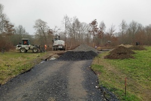Wegesanierung im Stadtpark, Foto Björn Treber © Björn Treber Bauarbeiter bauen die Tragschicht für die Wege im Stadtperk ein
