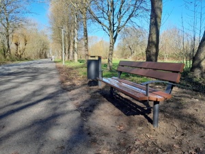 Neue Bänke im Greifswalder Stadtpark © Tiefbau- und Grünflächenamt Eine neue Bank und ein ein Papierkorb im Stadtpark