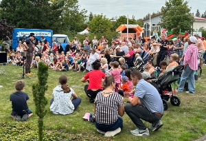 2023_SW-Fest_IMG_4001 © Stadtwerke Kinder und Erwachsene schauen einem Clown zu