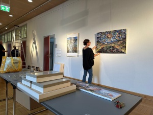 Aufbau Ausstellung Kleine Rathausgalerie Ein Ort - Andere Welten - Schülerprojekt © Pressestelle Aufbau der Ausstellung Ein Ort - Andere Welten in der Kleinen Rathausgalerie