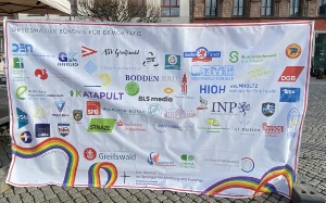 Banner für Kundgebung 25.2.2024, Gestaltung BLS media, Druck Kibu Greifswald © BLS Media Greifswalder Bündnis für Demokratie Banner für Kundgebung 25.2.2024