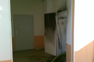 Brand im Humboldt-Gymnasium von 13.5.2024, Foto Feuerwehr Greifswald (3) © Feuerwehr Greifswald verrußte Tür im Humboldt-Gymnasium
