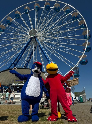 Die Maskottchen Nobbi und Grypsy waren die Lieblinge des Fischerfestes, Foto Pressestelle © Pressestelle Die Maskottchen Nobbi und Grypsy vor dem Riesenrad beim Fischerfest