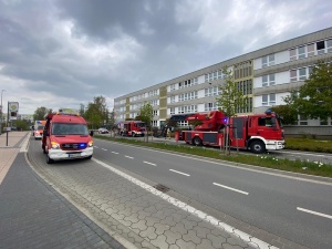Einsatzkräfte vor dem Humboldt-Gymnasium, Foto Greifswalder Feuerwehr (2) © Feuerwehr Greifswald Einsatzkräfte vor dem Humboldt-Gymnasium