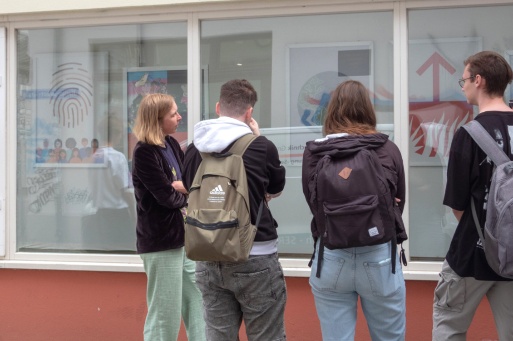 Bei der Ausstellungseröffnung sprach Stefanie Riech von der Wirtschaftsakademie Nord über die Illustrationen der Auszubildenden im Fach Grafikdesign