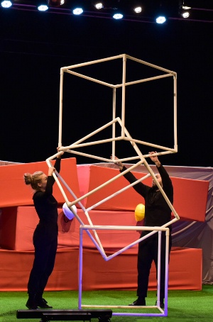 GotiKlein (c) Joanna Małecka-Nowosielska © Joanna Małecka-Nowosielska Zwei Künstler von GotiKlein jonglieren auf der Bühne mit Backsteinelementen