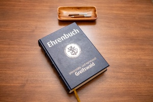 Das Ehrenbuch der Universitäts- und Hansestadt Greifswald © Pressestelle UHGW Das Ehrenbuch der Universitäts- und Hansestadt Greifswald