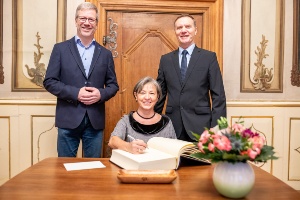 OB Dr. Stefan Fassbinder mit dem Ehepaar Schnelle beim Eintrag ins Ehrenbuch der Stadt