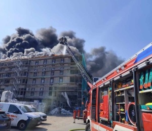 Greifswalder Feuer löscht Brad auf Rohbau in der Hafenstraße, Foto Greifswalder Feuerwehr © Greifswalder Feuerwehr Greifswalder Feuerwehr löscht Brand auf Dach eines Rohbaus in der Hafenstraße