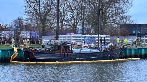 Greifswalder Feuerwehr legt vorsorglich Ölsperren um gesunkenes Schiff im Ryck