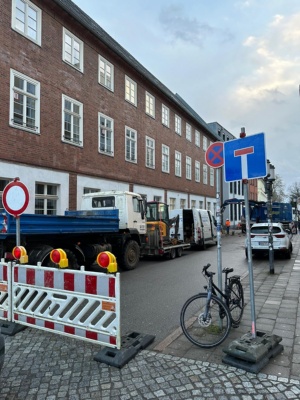 Havarie in der Greifswalder Fleischerstraße, Foto André Gschweng © André Gschweng Blick in die gesperrte Fleischerstraße nach einer Havarie mit Reparaturfahrzeugen